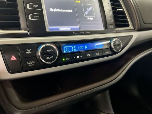 Used 2019 Toyota Highlander XLE FWD image 16