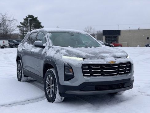Used 2025 Chevrolet Equinox LT image 3