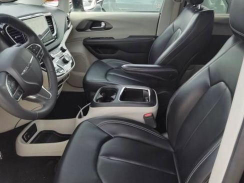 Used 2023 Chrysler Pacifica Touring-L FWD image 5