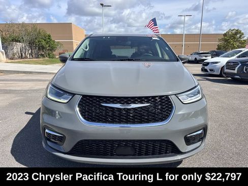 Used 2023 Chrysler Pacifica Touring-L FWD image 2