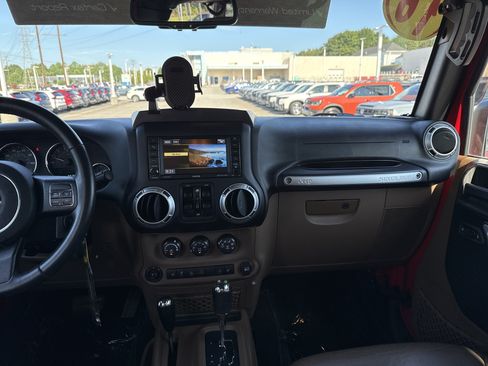 Used 2016 Jeep Wrangler Unlimited Sahara w/ Connectivity Group AWD/4WD image 28