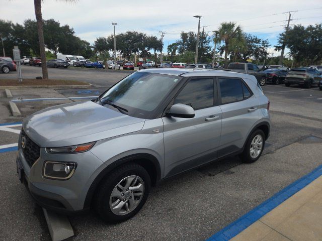 Used 2022 Hyundai Venue SE FWD image 1