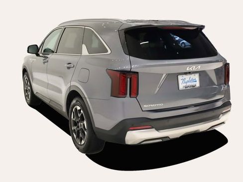 Used 2024 Kia Sorento S image 8