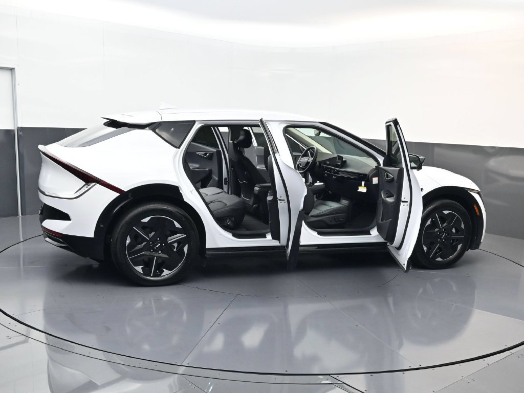 Used 2025 Kia EV6 Wind RWD image 28