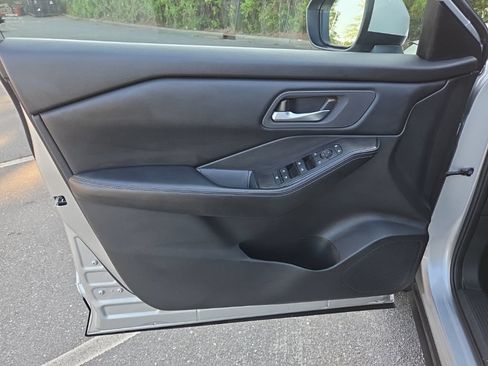 Certified 2025 Nissan Rogue SV FWD image 16