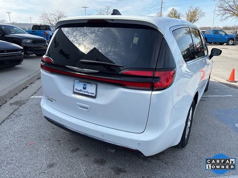 Used 2025 Chrysler Pacifica Select image 30