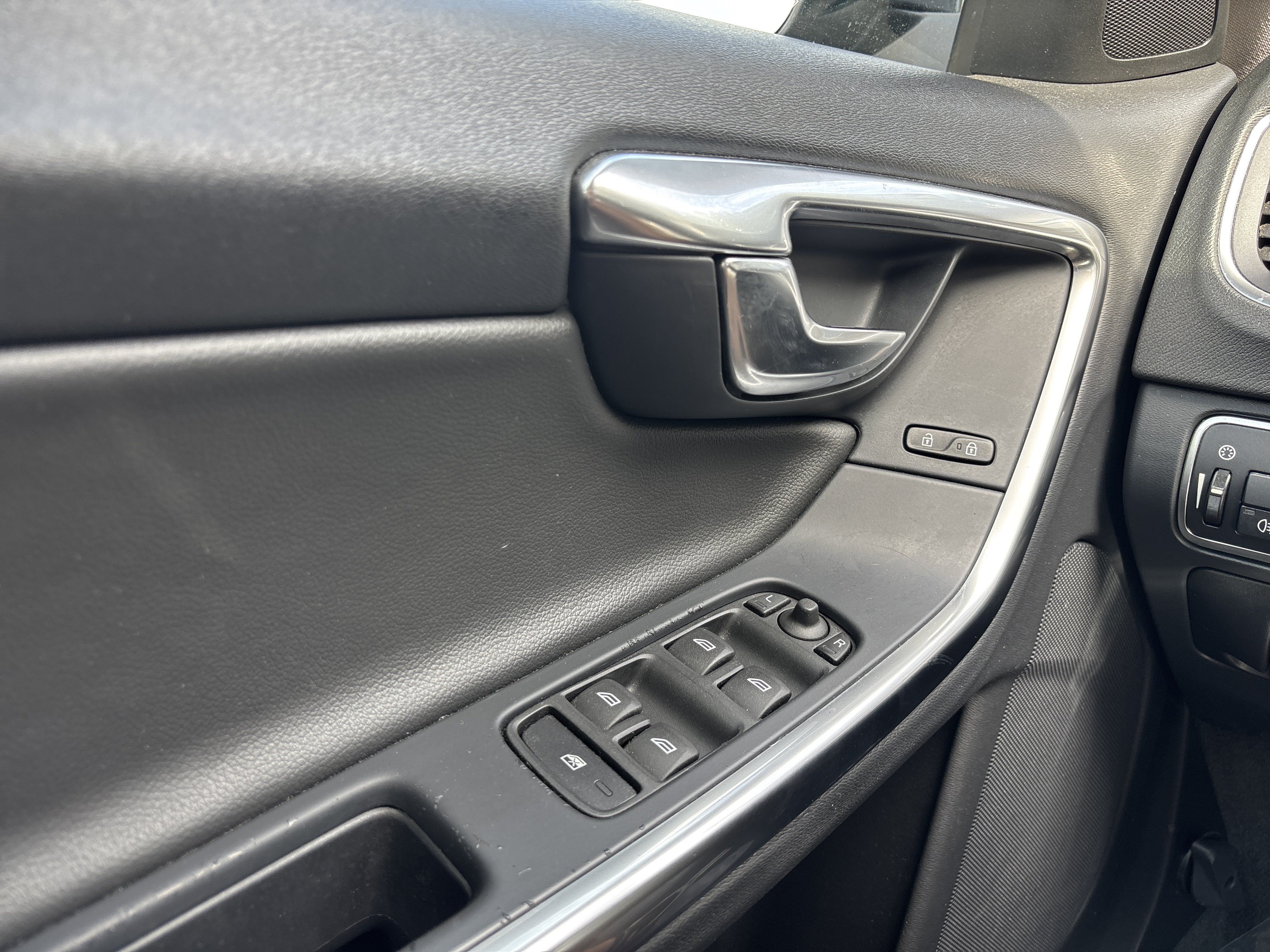 Used 2018 Volvo S60 T5 Dynamic w/ Vision Package FWD image 31