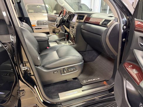 Used 2015 Lexus LX 570 4WD w/ Luxury Package image 23