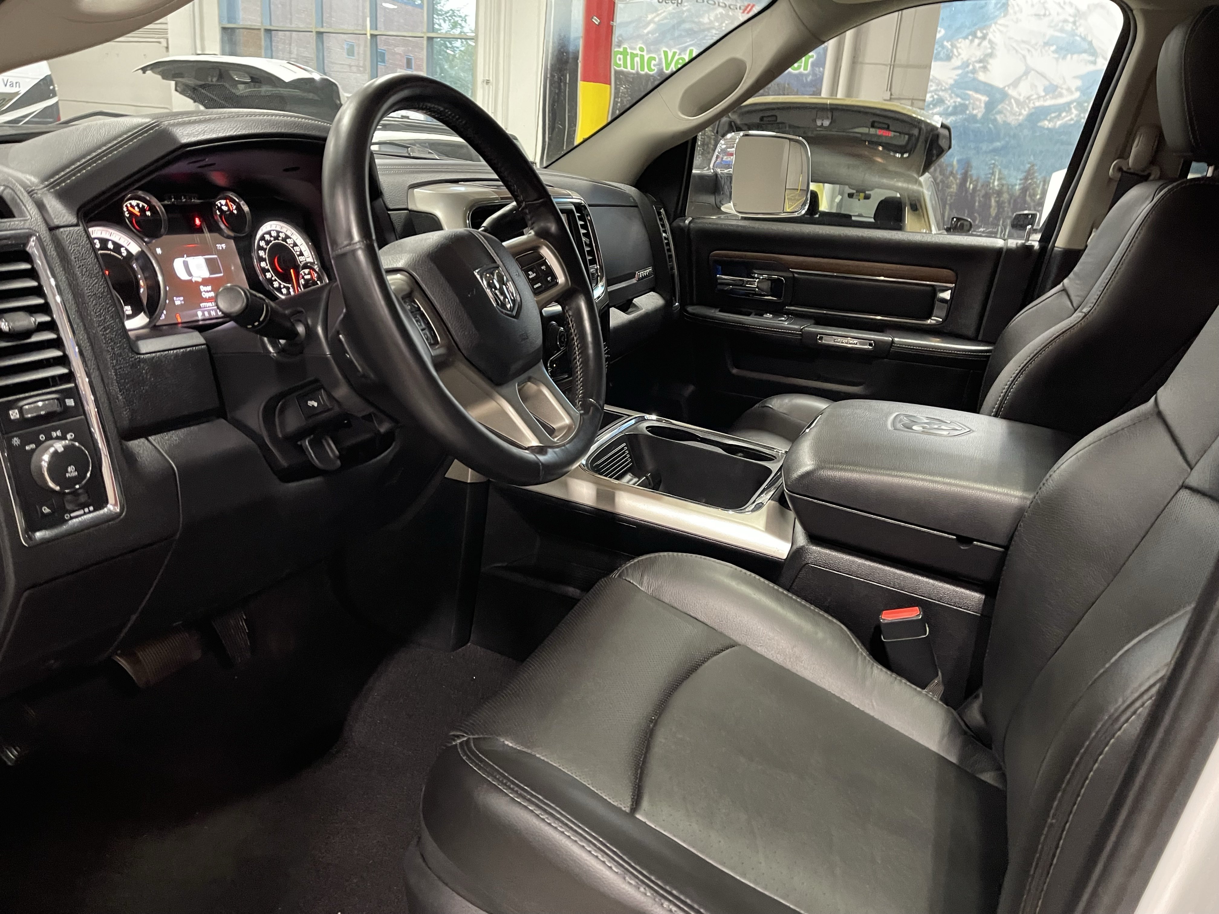 Used 2016 RAM 3500 Laramie w/ Convenience Group AWD/4WD image 11