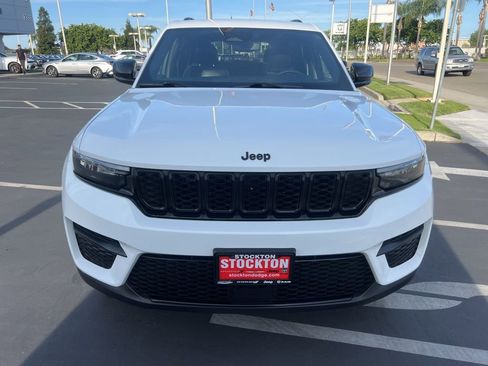 Used 2024 Jeep Grand Cherokee Altitude RWD image 8