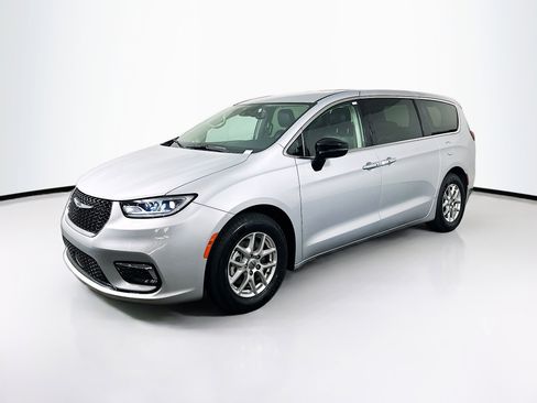 Used 2024 Chrysler Pacifica Touring-L image 3