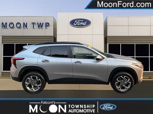 Used 2024 Chevrolet Trax LT w/ Driver Confidence Package FWD image 1