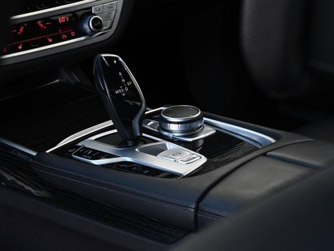 Certified 2022 BMW 740i 740i w/ M Sport Package image 22