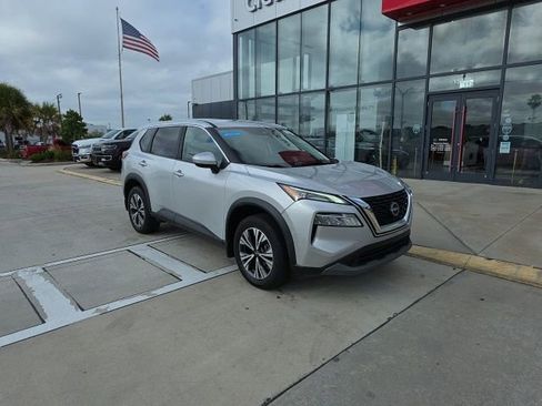 Used 2023 Nissan Rogue SV image 2