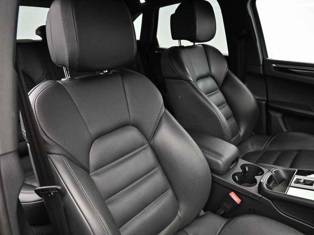 Certified 2024 Porsche Macan AWD/4WD image 19