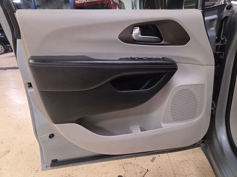 Used 2021 Chrysler Voyager Lxi image 11