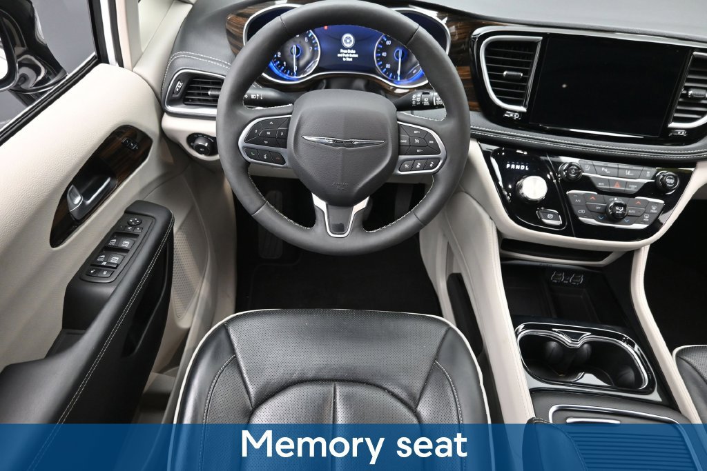 Used 2024 Chrysler Pacifica Limited FWD image 16