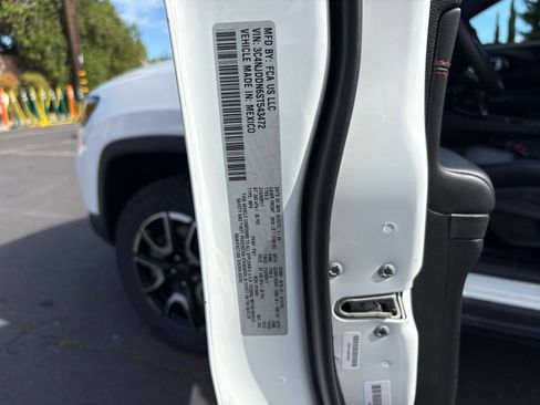 Used 2025 Jeep Compass Trailhawk AWD/4WD image 28