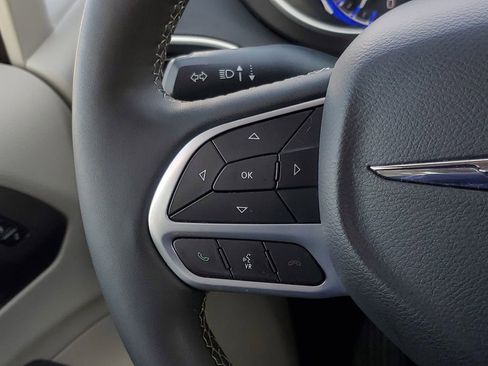 Used 2024 Chrysler Pacifica Touring-L image 21