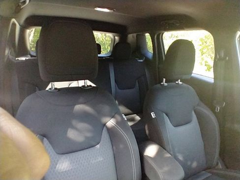 Used 2021 Jeep Renegade Latitude image 9