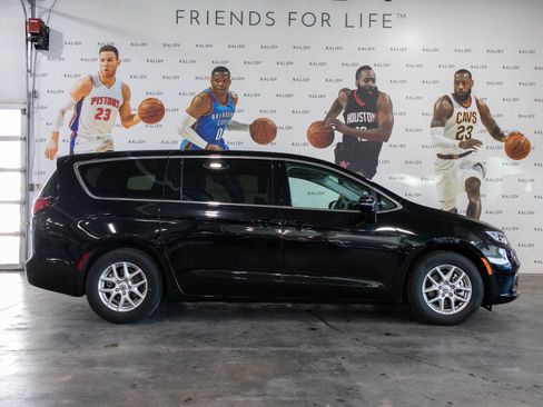 Used 2024 Chrysler Pacifica Touring-L FWD image 17
