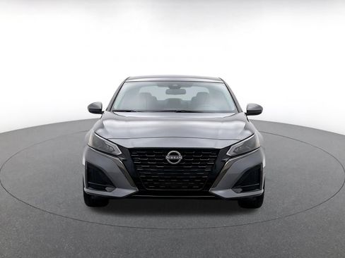 Used 2025 Nissan Altima 2.5 SV FWD image 2