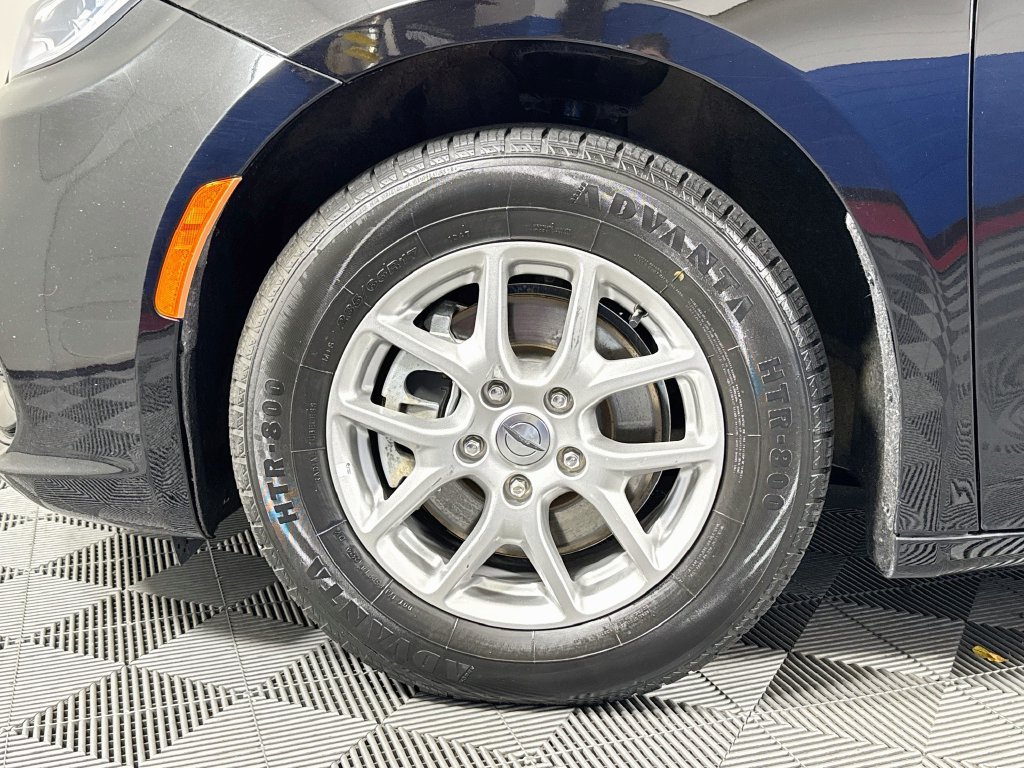 Used 2024 Chrysler Pacifica Touring-L FWD image 31