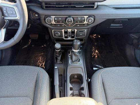 Used 2025 Jeep Wrangler Unlimited Sahara AWD/4WD image 11