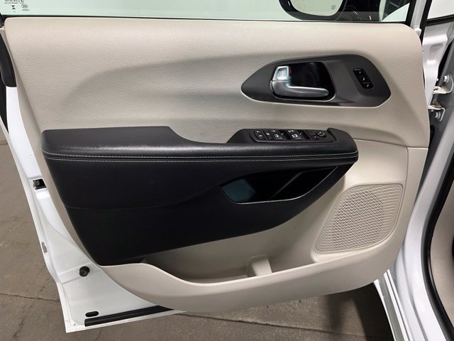 Used 2024 Chrysler Pacifica Touring-L FWD image 18