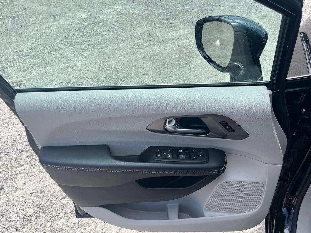 Used 2024 Chrysler Pacifica Touring-L FWD image 15