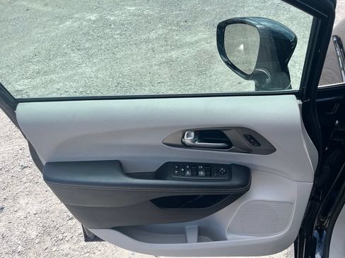 Used 2024 Chrysler Pacifica Touring-L FWD image 15