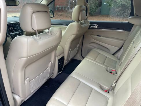 Used 2018 Jeep Grand Cherokee Limited image 12
