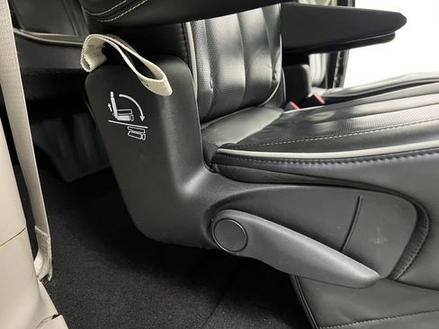 Used 2024 Chrysler Pacifica Limited FWD image 29