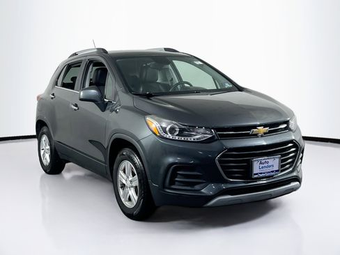 Used 2017 Chevrolet Trax LT w/ LT Convenience Package FWD image 3