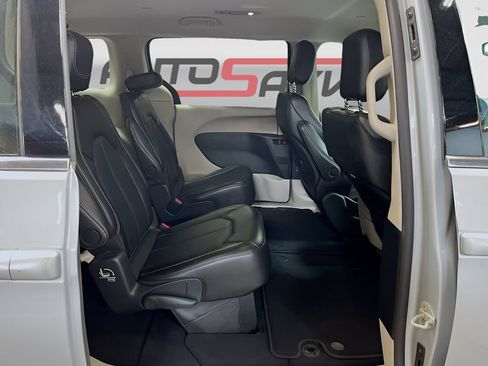 Used 2024 Chrysler Pacifica Touring-L FWD image 27
