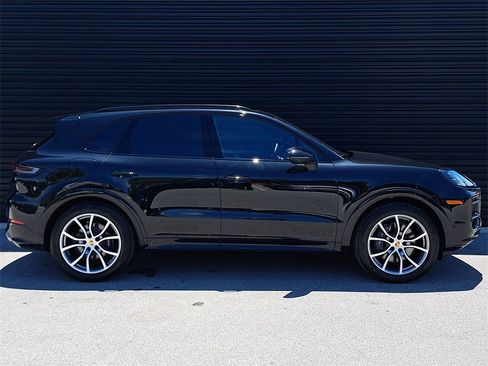 Used 2025 Porsche Cayenne image 8