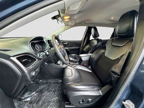 Used 2020 Jeep Cherokee Latitude Plus image 12