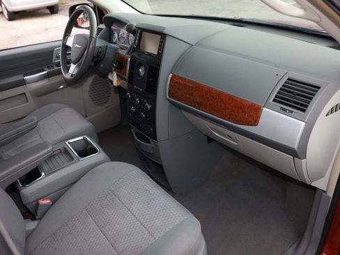 Used 2008 Chrysler Town & Country Touring w/ Entertainment Group #2 FWD image 18