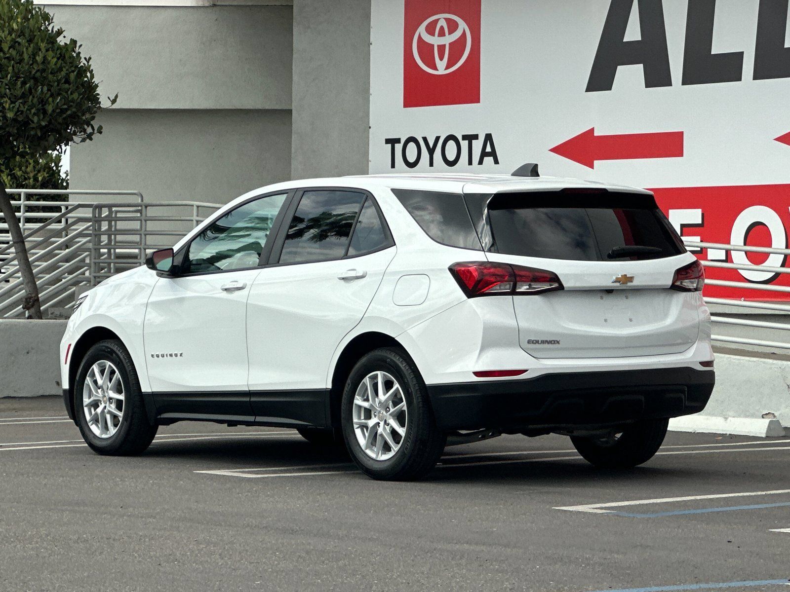 Used 2022 Chevrolet Equinox LS w/ LS Convenience Package FWD image 3