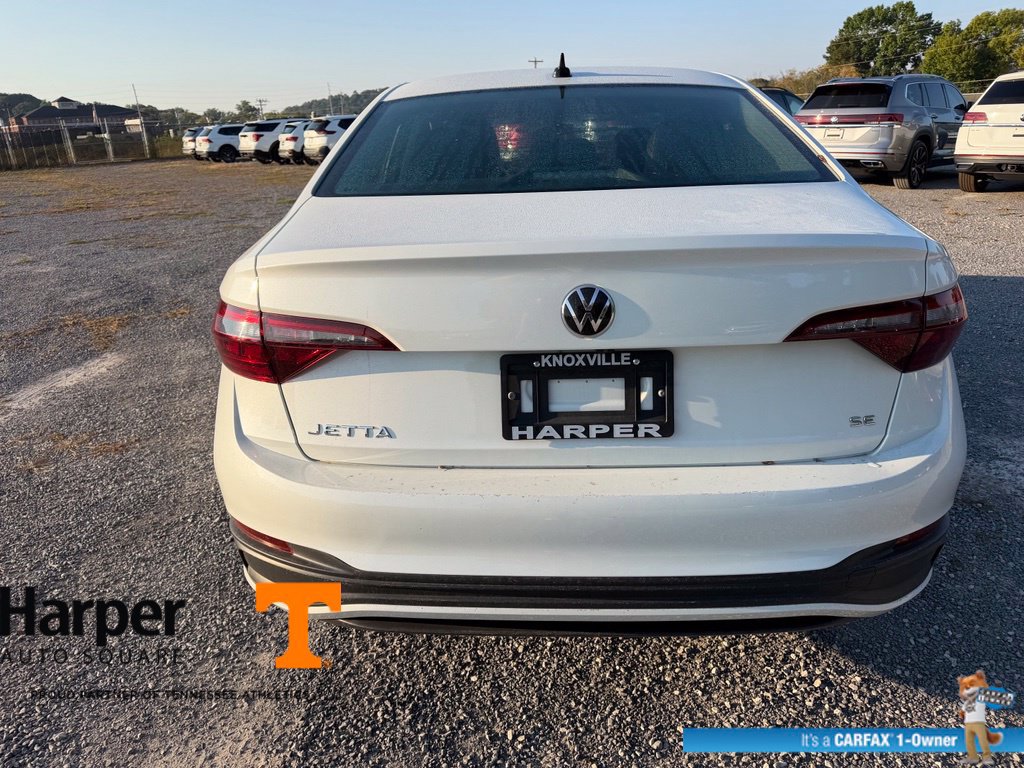 Used 2024 Volkswagen Jetta SE w/ Panoramic Sunroof Package FWD image 4