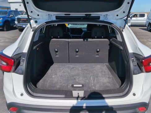 Used 2025 Chevrolet Trax LT w/ LT Convenience Package image 24