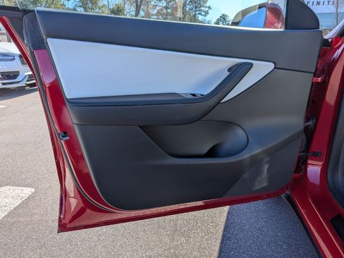 Used 2020 Tesla Model Y Long Range image 12