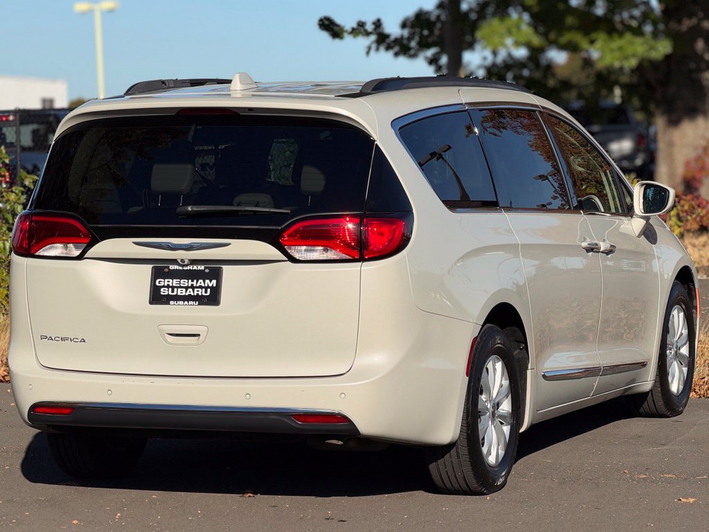 Used 2017 Chrysler Pacifica Touring-L FWD image 7