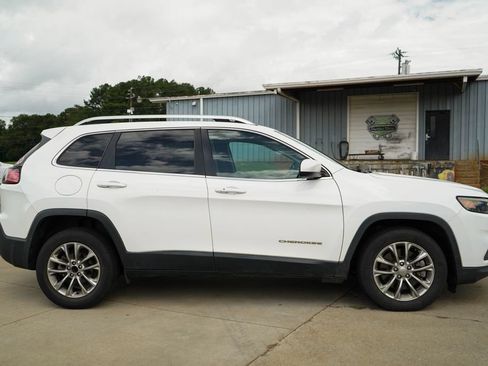 Used 2019 Jeep Cherokee Latitude Plus w/ Comfort/Convenience Group FWD image 3