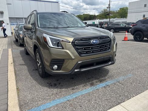Used 2023 Subaru Forester Premium AWD/4WD image 2