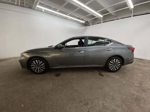 Used 2023 Nissan Altima 2.5 SV image 3