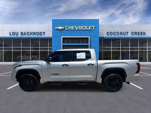 Used 2022 Toyota Tundra SR5 w/ SR5 Convenience Package AWD/4WD image 5