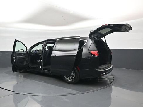 Used 2025 Chrysler Pacifica Select image 47