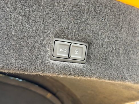 Used 2025 Lamborghini Urus SE image 36