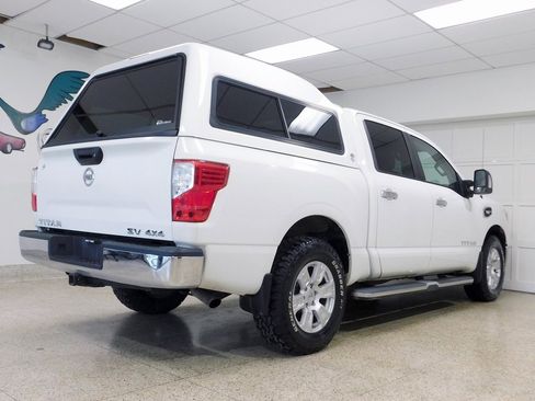 Used 2017 Nissan Titan SV image 4